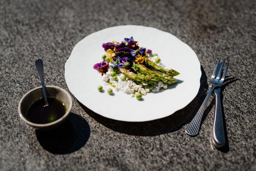 Grillet asparges med hytteost, ærter og haveblomster